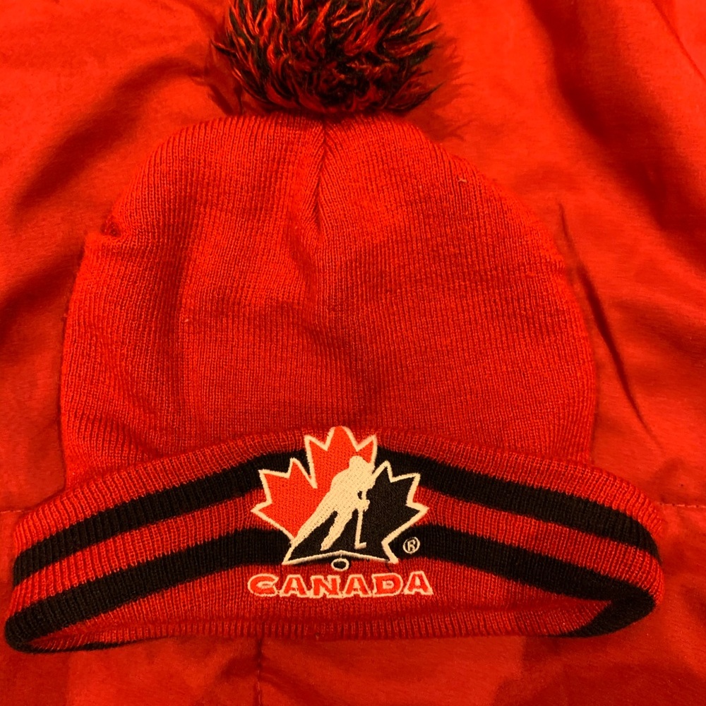 Canada Hat with PomPom